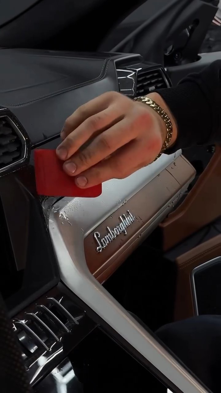 Lamborghini Urus - Screen Protection